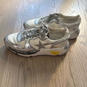 Women’s golden goose seeker size 36, running style, great condition.